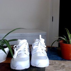NIKE AIR HUARACHE White/Pure Platinum Size 5Y